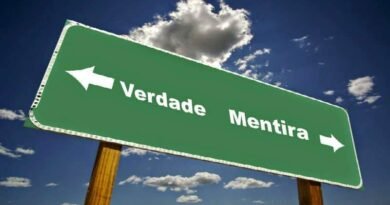 placa de transito indicando verdade e mentira em sentidos opostos