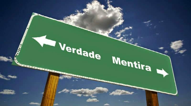 Como conhecer a verdade? 1 placa de transito indicando verdade e mentira em sentidos opostos