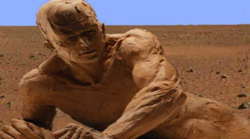 boneco humanoide feito de barro
