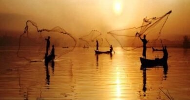 pescadores em canoas lançando rede no rio