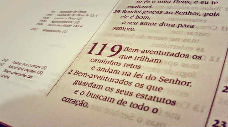 Bíblia aberta no Salmo 119