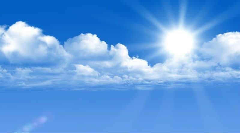 Céu azul com um sol reluzente