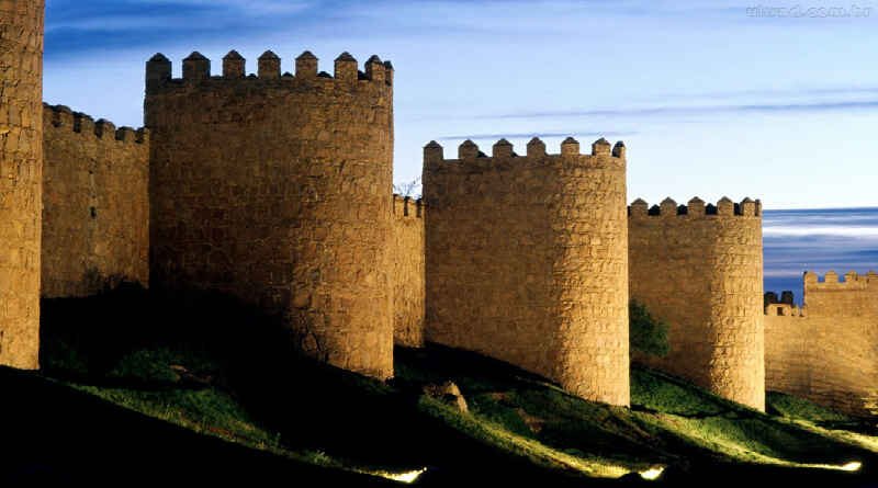 torres de um grande muro de um cidade