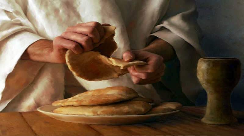 mãos partindo um pedaço de pão