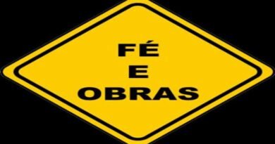 placa de trânsito com os dizeres fé e obras