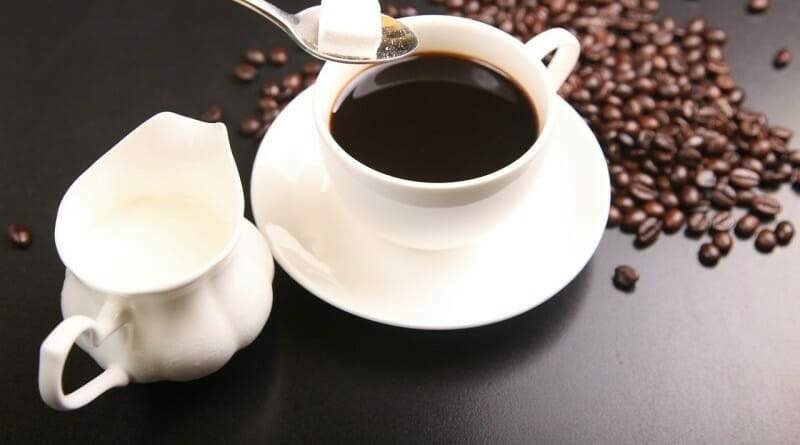Tomar café e chá é pecado? 1 grãos e uma xícara de café