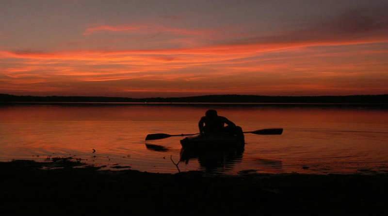 É possível um crente carnal? 1 indivíduo em uma canoa em um rio