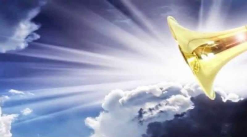 O arrebatamento da Igreja 1 trombeta brilhante entre nuvens