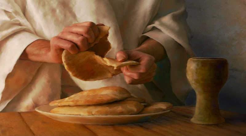 mãos rasgando pão ao meio