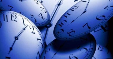 vários relógios marcando tempos diferentes