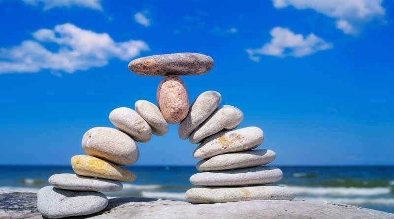 pedra empilhadas em perfeito equilíbrio