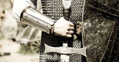 Guerreiro de armadura, escudo e espada