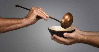 Tiago: epístola de palha? mão com uma concha colocando alimento em uma tigela