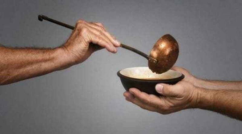 mão com uma concha colocando alimento em uma tigela