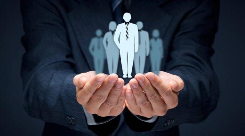 Mãos amparando algumas pessoas
