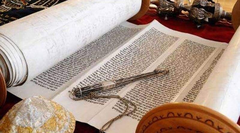 figura da Torá e elementos de culto judáico