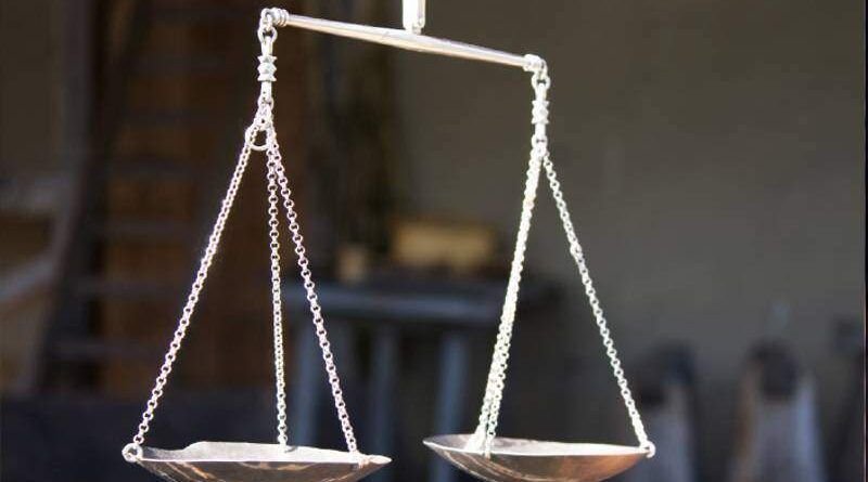 balança de dois pratos equilibrada