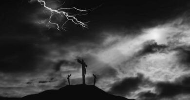 três crucificados em um monte com raios ao fundo