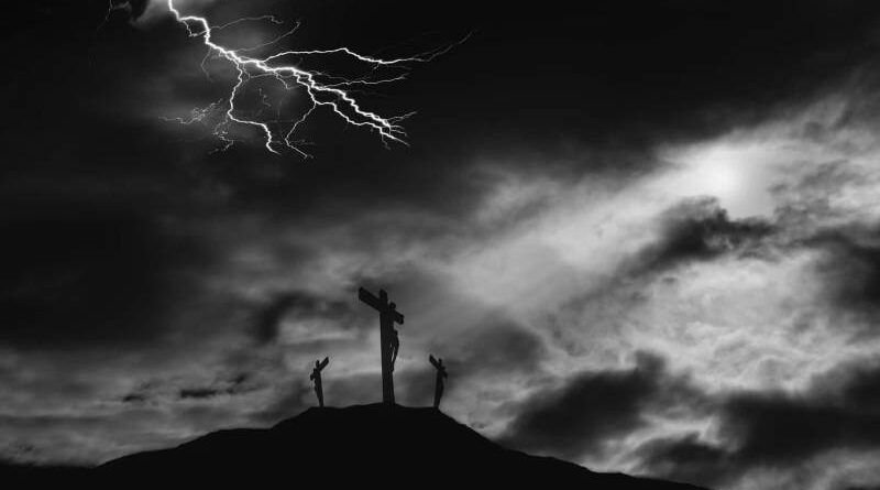 três crucificados em um monte com raios ao fundo