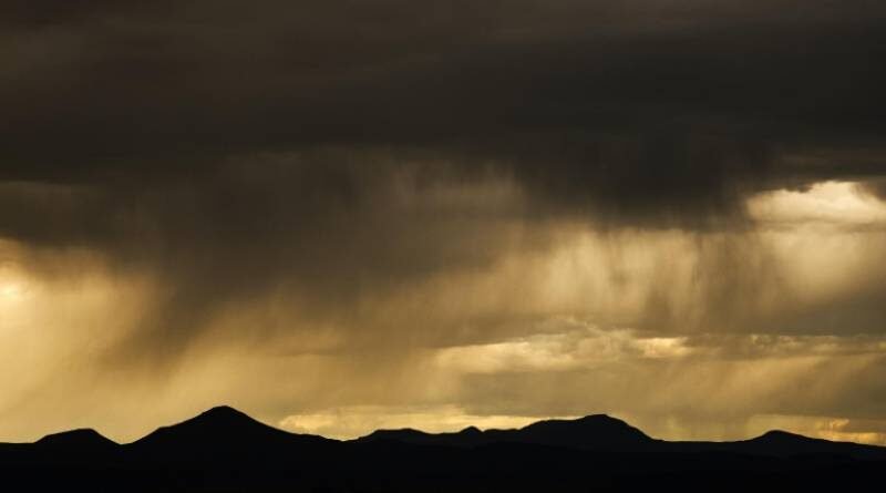 céu escuro com cordilheiras ao longe
