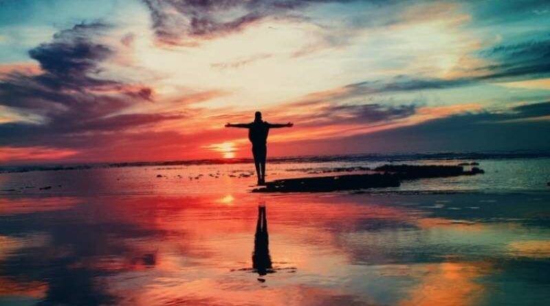 homem observando o por do sol