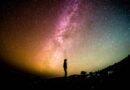 Silhueta de um homem e ao fundo imagem do universo.