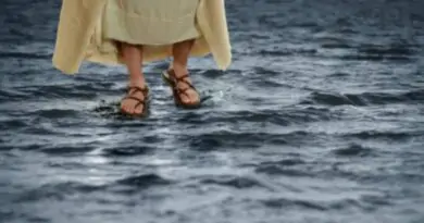 imagem de pés caminhando sobre às águas